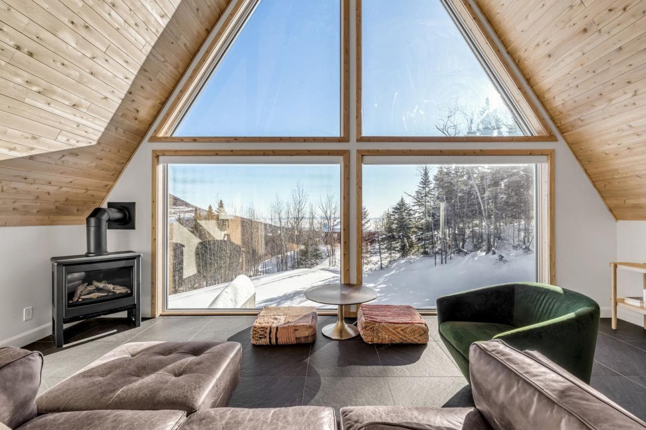 Une maison A-Frame perchée dans les montagnes