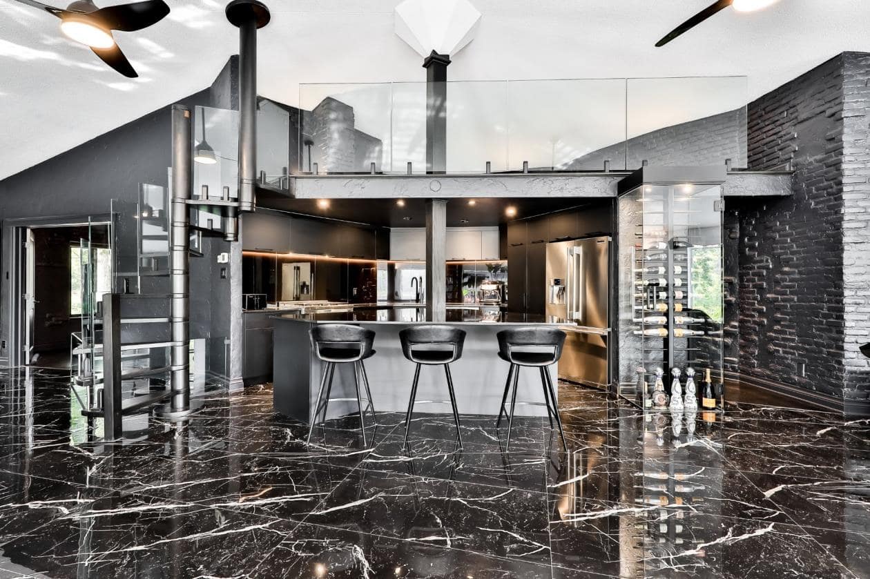 Une maison revêtue de noir à vendre pour 1.9M$