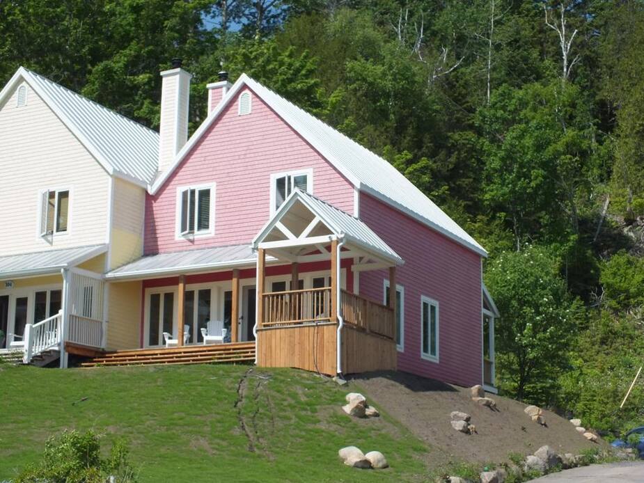 Ce chalet rose avec vue sur le fleuve est à vendre pour 575 000 dans Charlevoix 24 heures Ce chalet rose avec vue sur le fleuve est à vendre pour 575 000 dans Charlevoix 24 heures