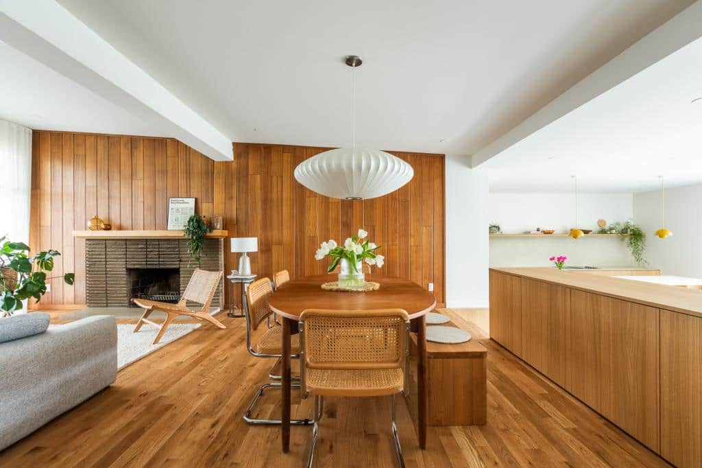 Un plain-pied mid-century à vendre pour 1 298 000$