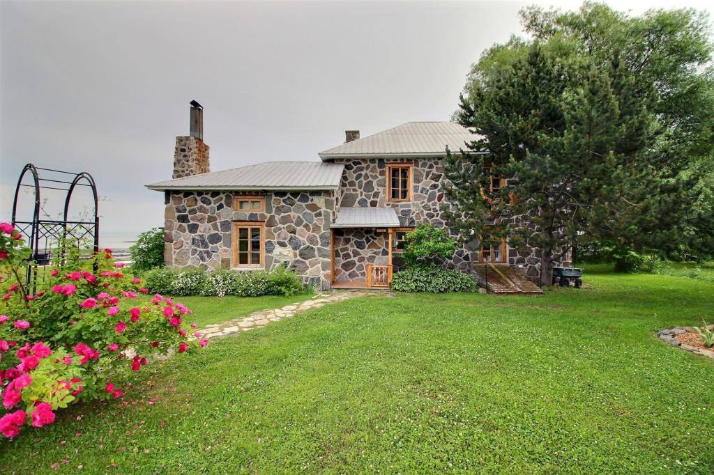 Une adorable maison en pierres centenaire 