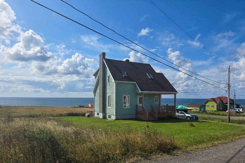 Une maison bleue en bord de mer à vendre pour 685K
