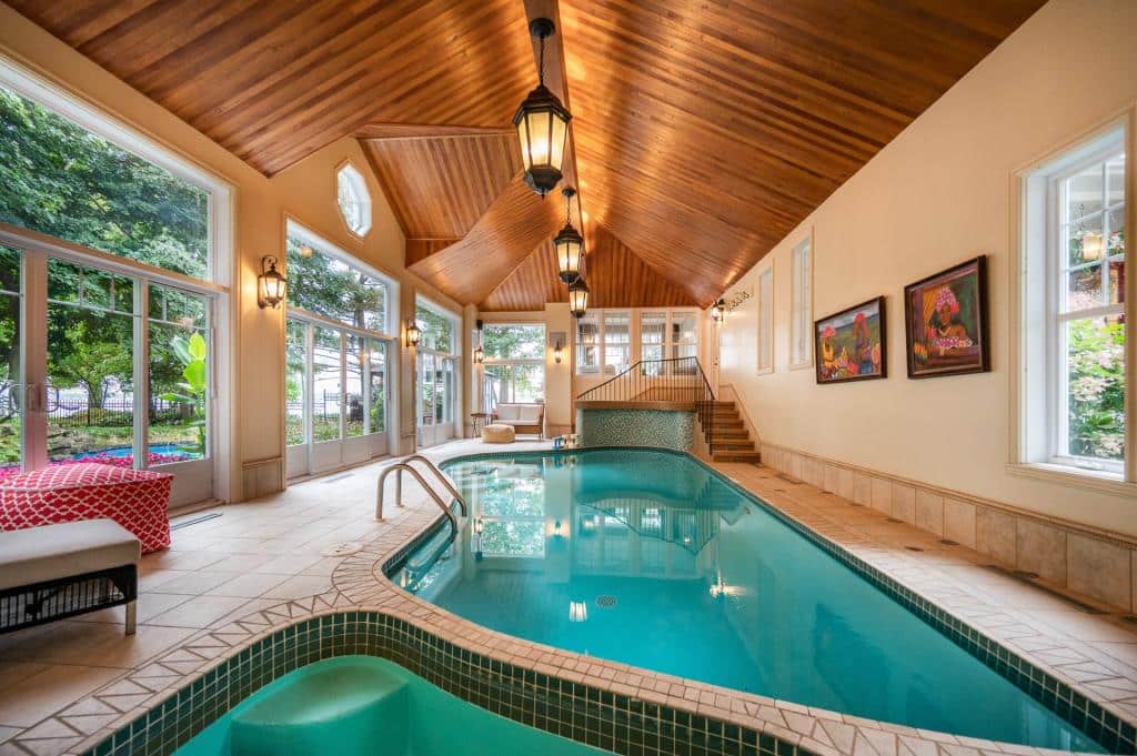 Une maison avec piscine intérieure pour 2 250 000$
