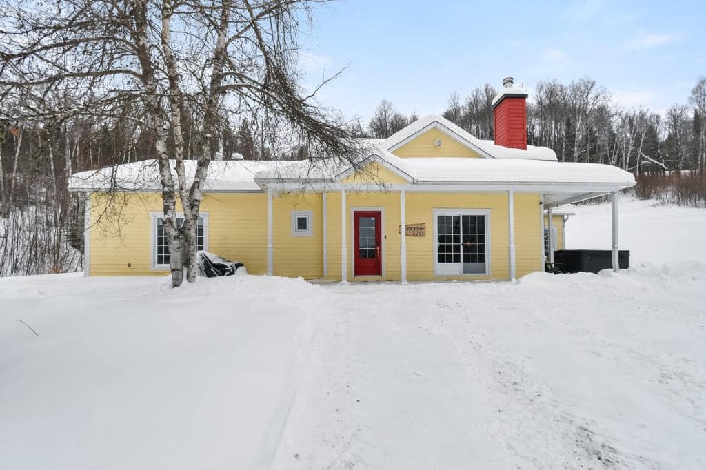 Une jolie maison jaune à vendre pour 449 900$