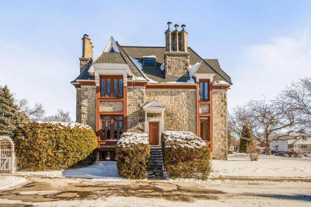 Un condo à vendre dans un château pour 639K