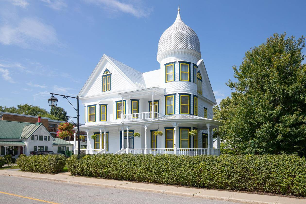 Une maison de type château à vendre pour 1.2M$