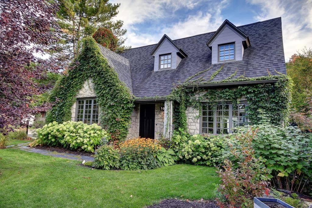 Une maison au style campagne anglaise à 785 000$ 