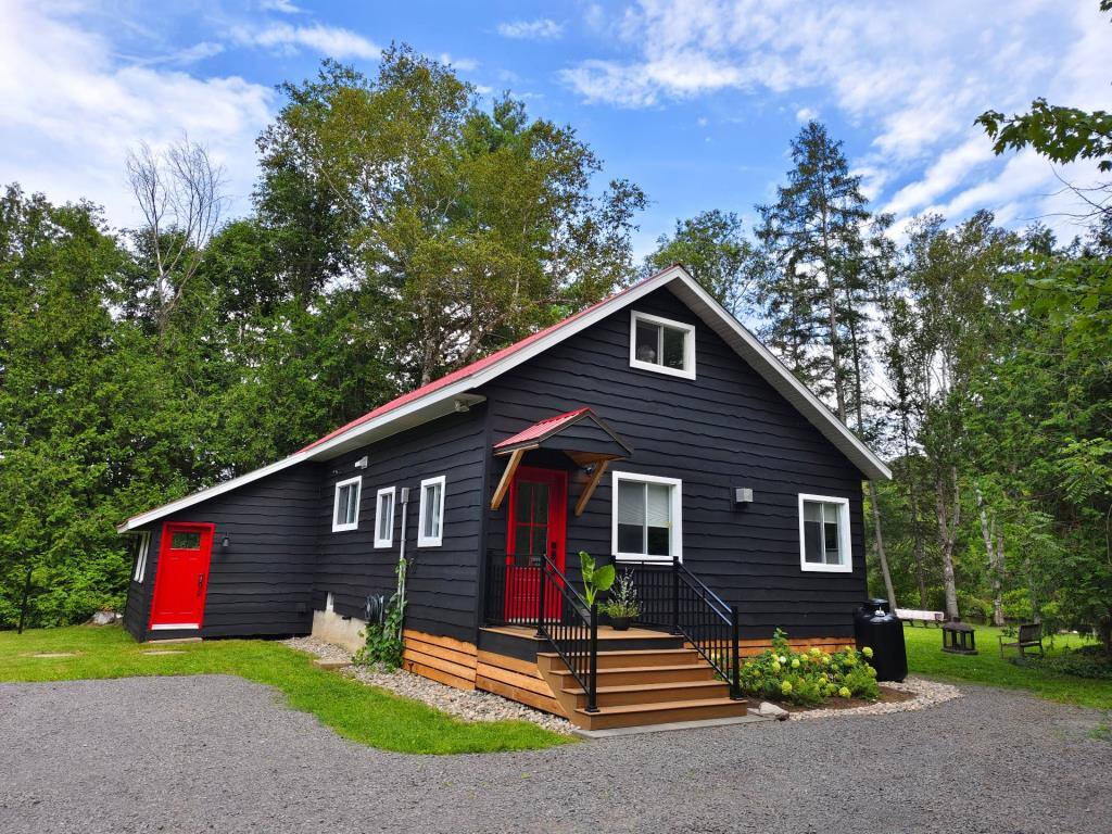 Une maison en bord de rivière à vendre pour 574K