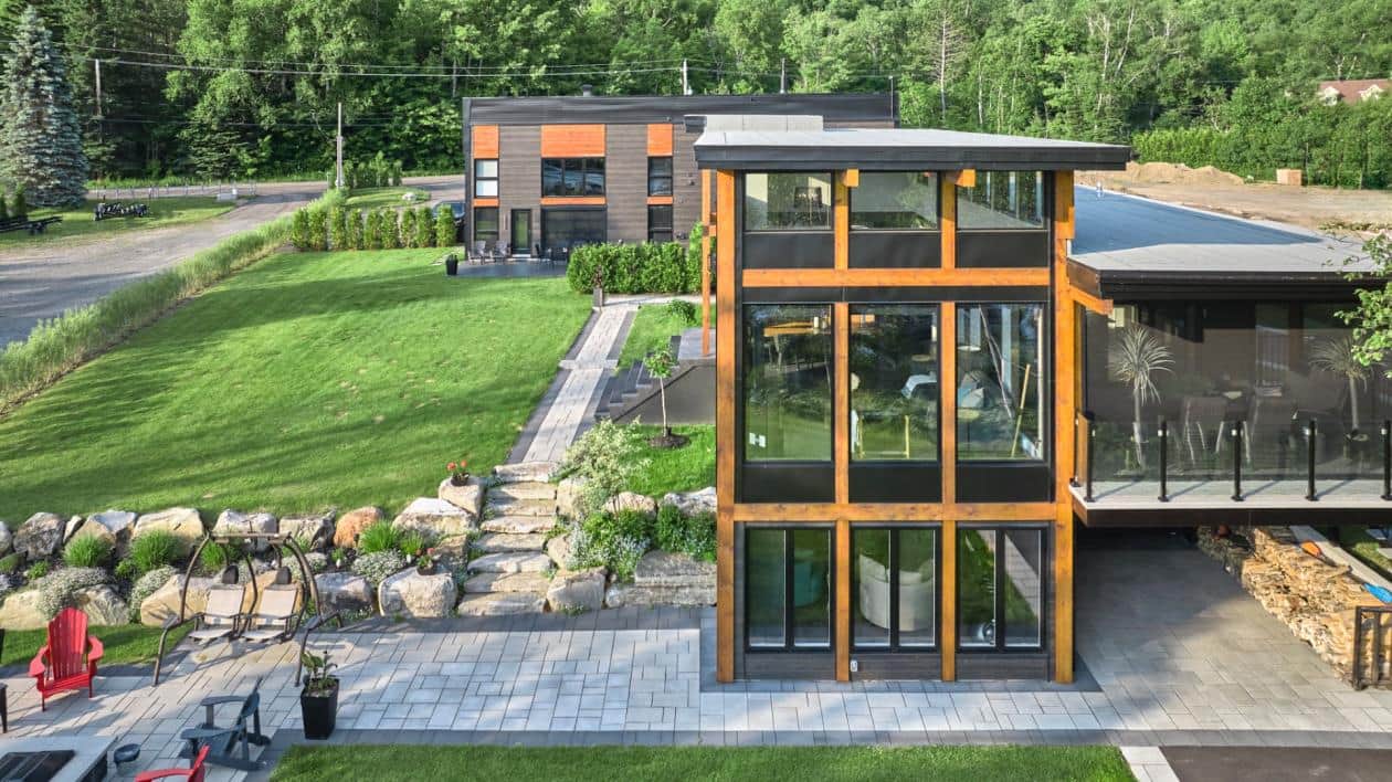 Une maison en bord de lac à vendre pour 3 750 000$