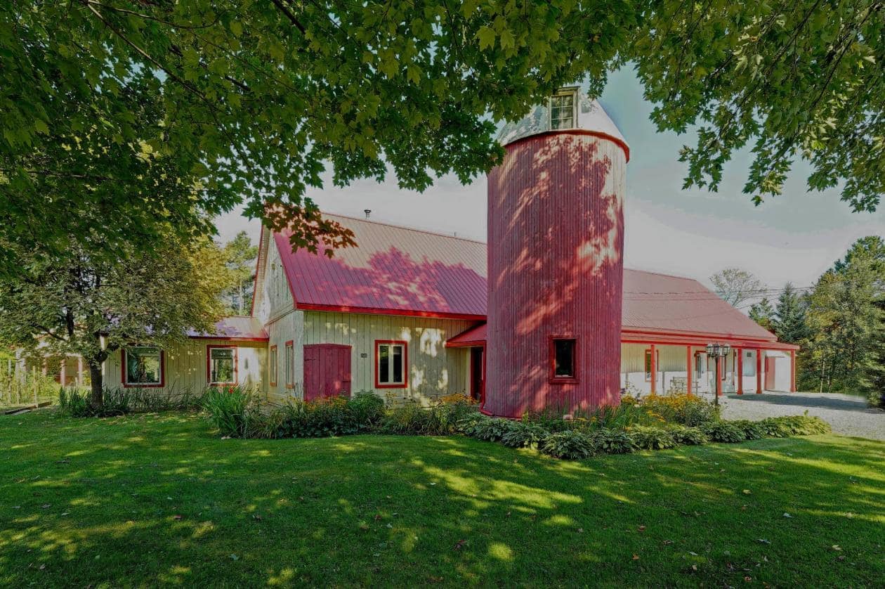 Une ancienne grange transformée en une maison, à vendre à Sainte