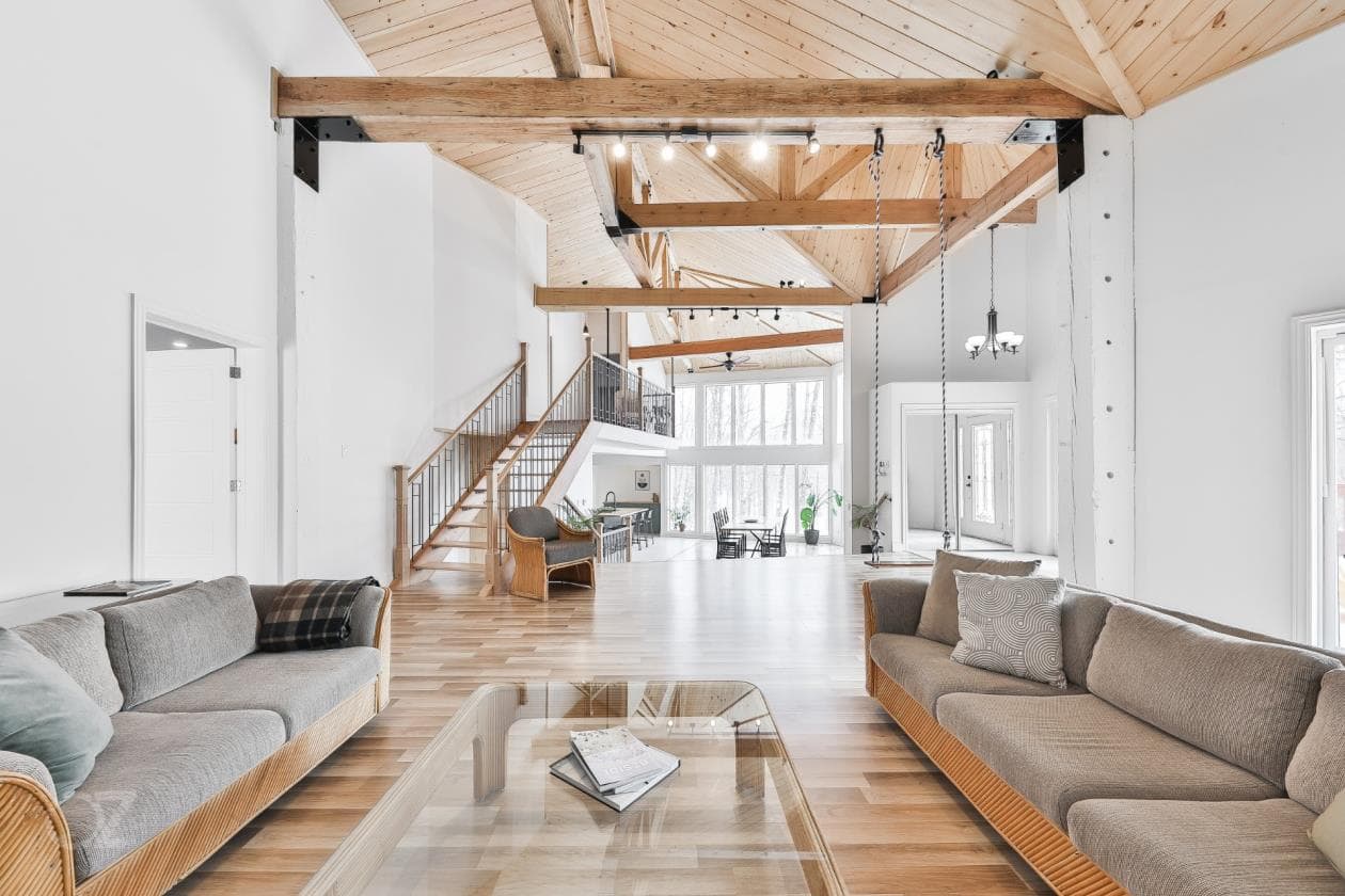 Une maison avec balançoire intérieure à 599 900$ 