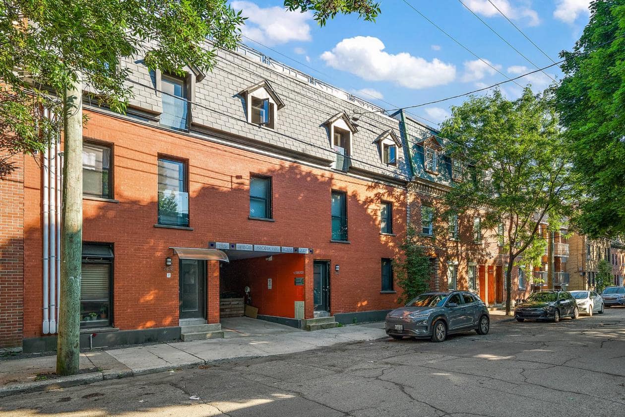 Un impressionnant condo avec une cour intérieure à vendre dans Pointe