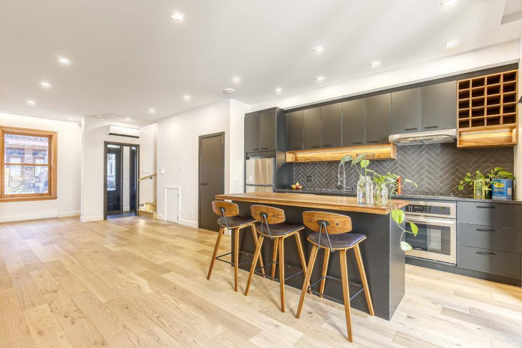 Une maison à 2 pas du métro Laurier pour 969 000$