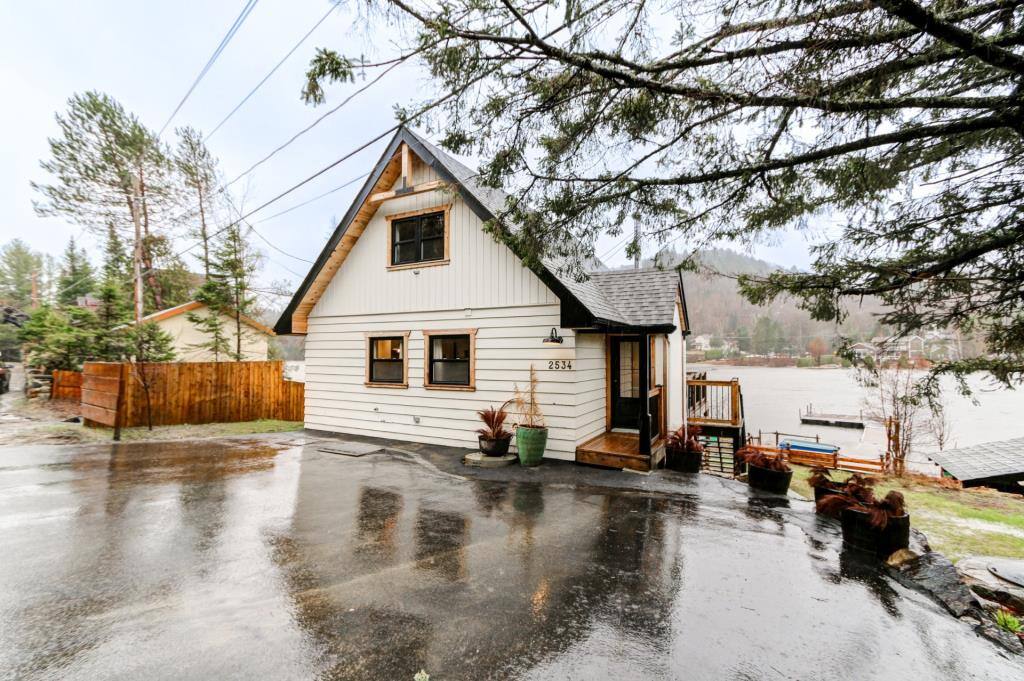 Une maison farmhouse au bord d'un lac à 899 000$ 