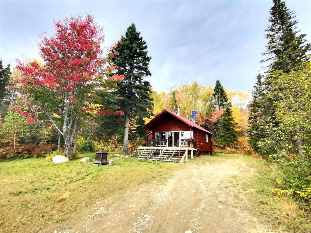 Un petit chalet en bord de lac à vendre pour 225K