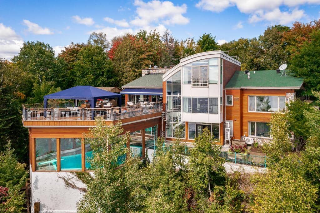 Une maison digne du Club Med pour 2 495 000$