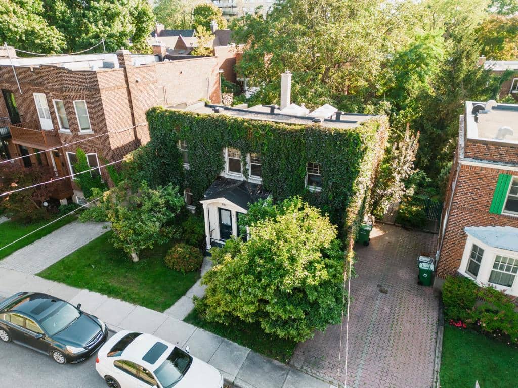 Une maison centenaire verdoyante pour 795 000$