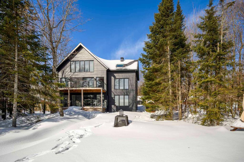 Une merveilleuse maison d'architecte au bord d’un lac à MorinHeights à