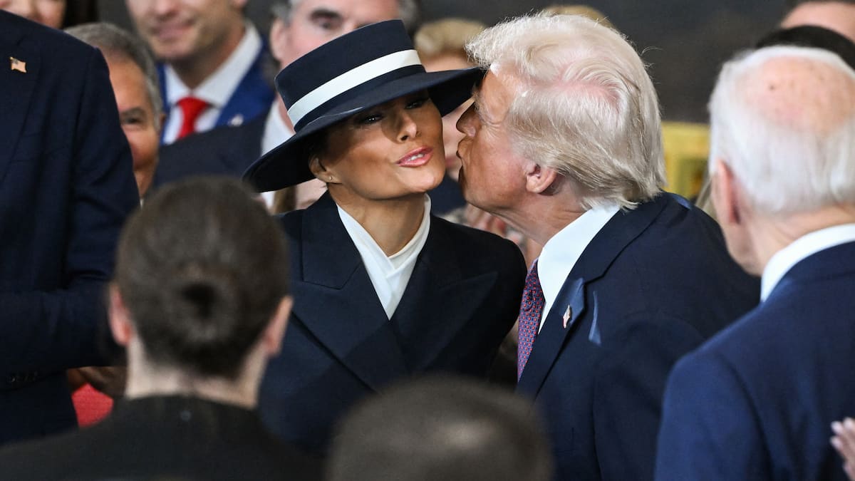 EN IMAGES | Énorme chapeau et robe bleu marine: la tenue de Melania ...
