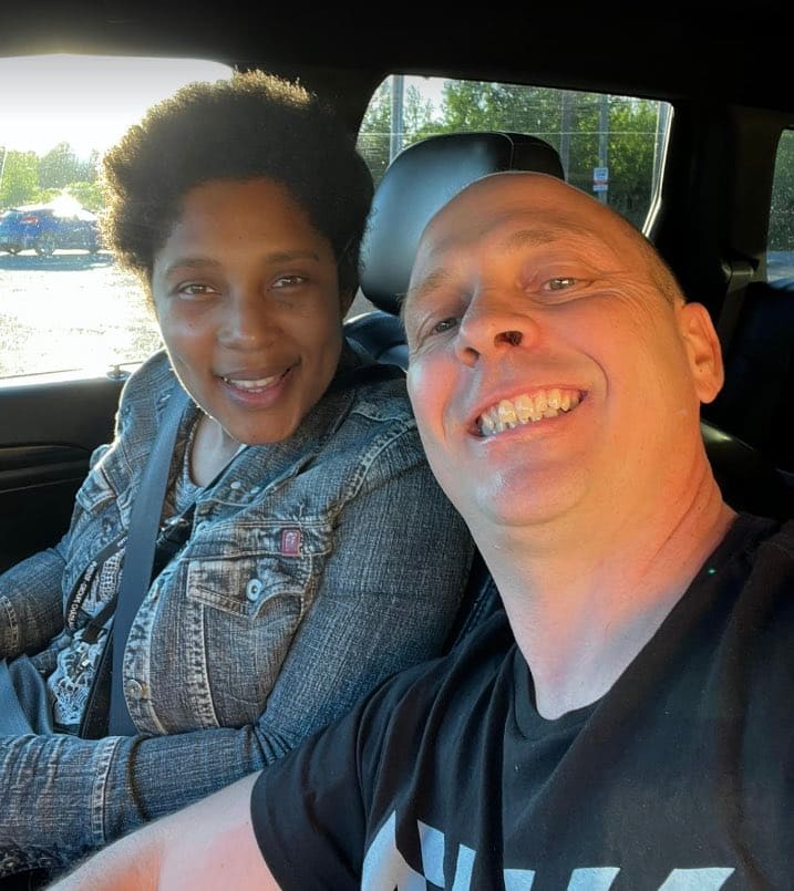 &laquo;Ma s&oelig;ur est morte dans mes bras et j&rsquo;ai voulu avoir son image avec moi pour toujours&raquo;, confie le fr&egrave;re de la d&eacute;funte chanteuse M&eacute;lanie Renaud qui s&rsquo;est fait tatouer son visage