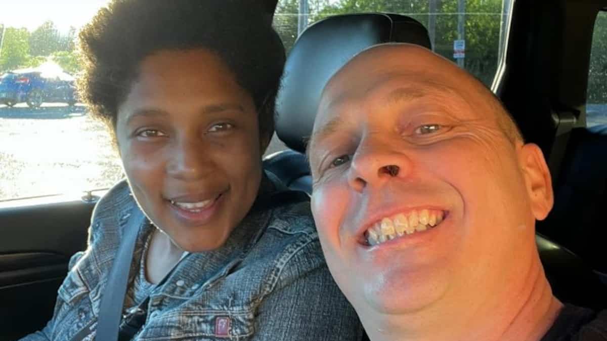 «Ma sœur est morte dans mes bras et j’ai voulu avoir son image avec moi pour toujours», confie le frère de la défunte chanteuse Mélanie Renaud qui s’est fait tatouer son visage