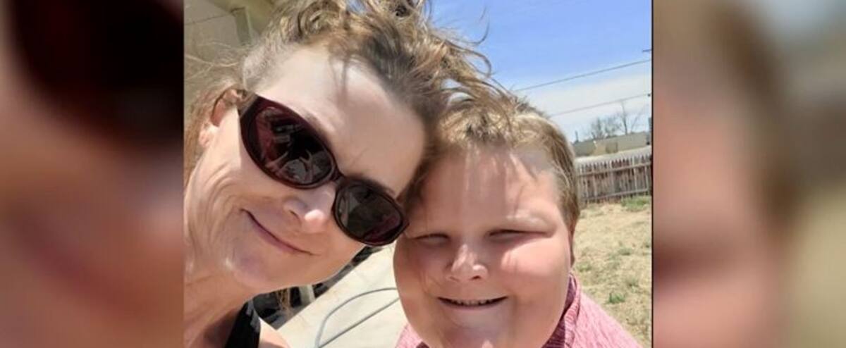 Poignardé à plusieurs reprises, il survit assez longtemps pour désigner sa mère