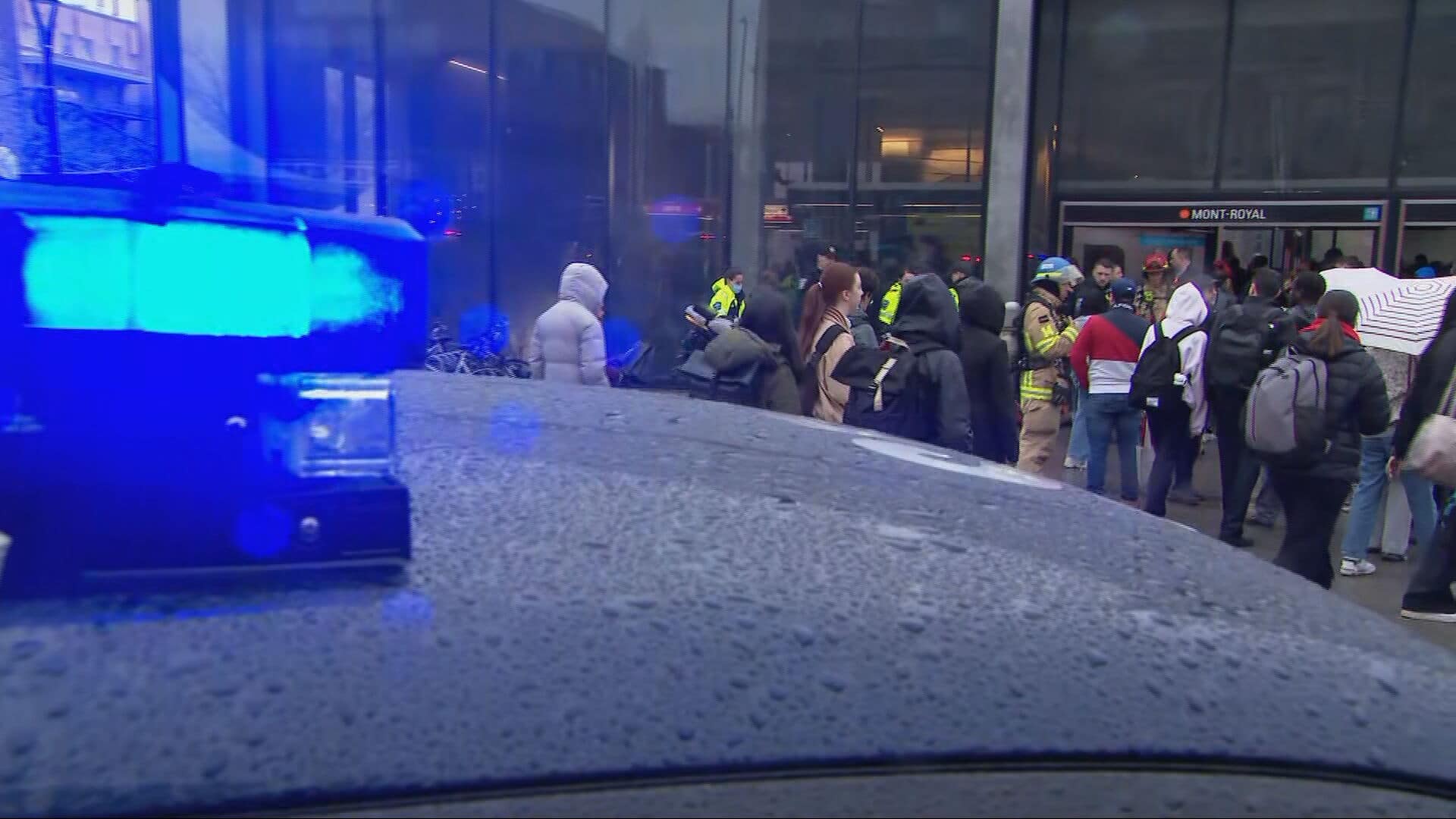 «On n'arrivait pas à respirer»: plusieurs personnes incommodées par du poivre de Cayenne à la station de métro Mont-Royal