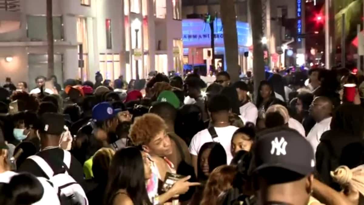 Massiccia folla “Spring Break”: Miami Beach dichiara lo stato di emergenza Massiccia folla “Spring Break”: Miami Beach dichiara lo stato di emergenza