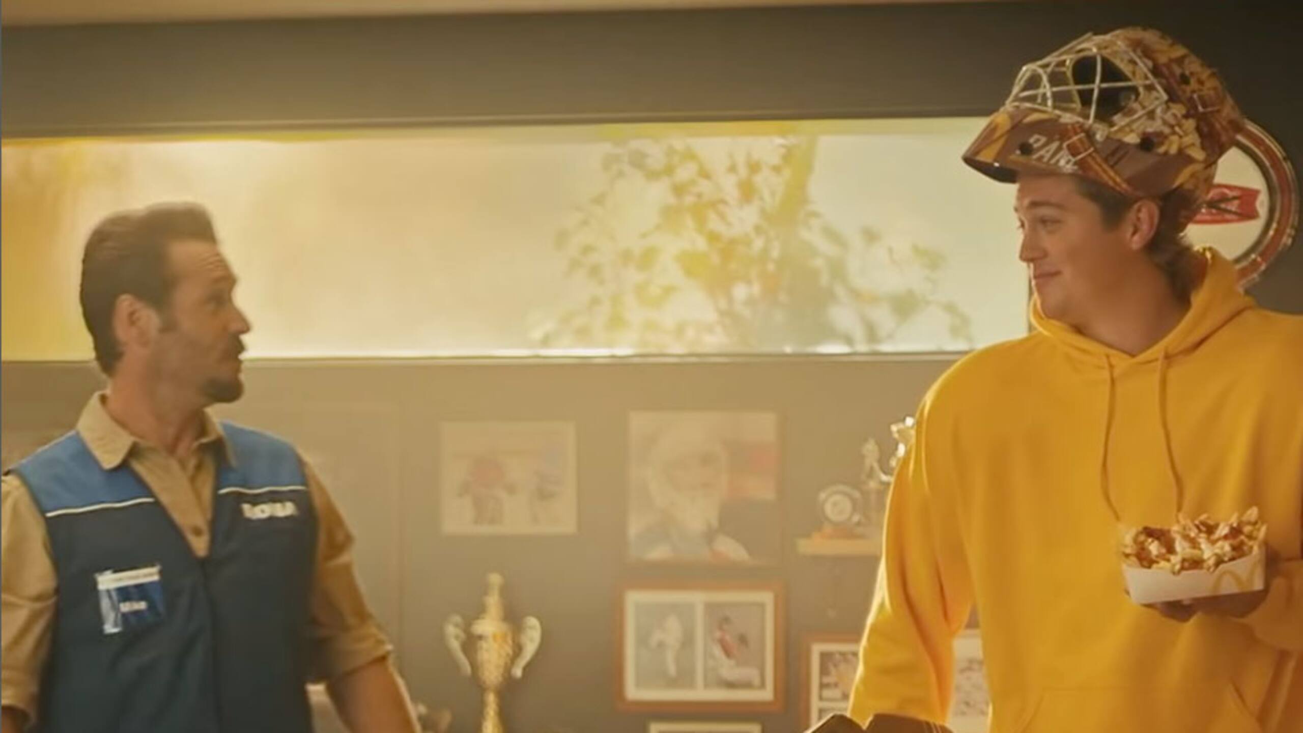 Mike Chez Rona Mike chez Rona apparaît dans une pub de McDo avec Samuel Montembeault ...