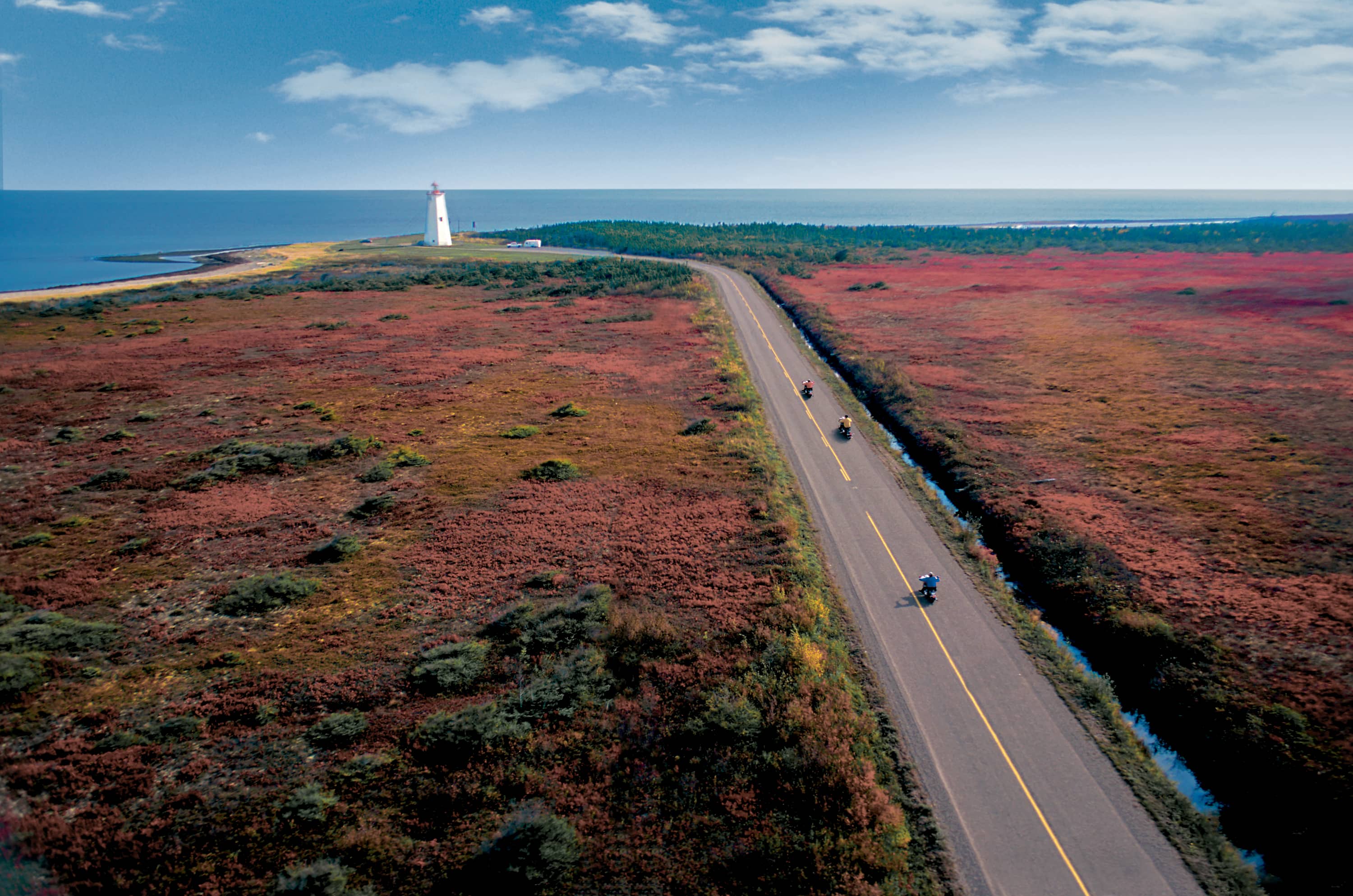 En route vers la plage et le phare de Miscou, Nouveau-Brunswick