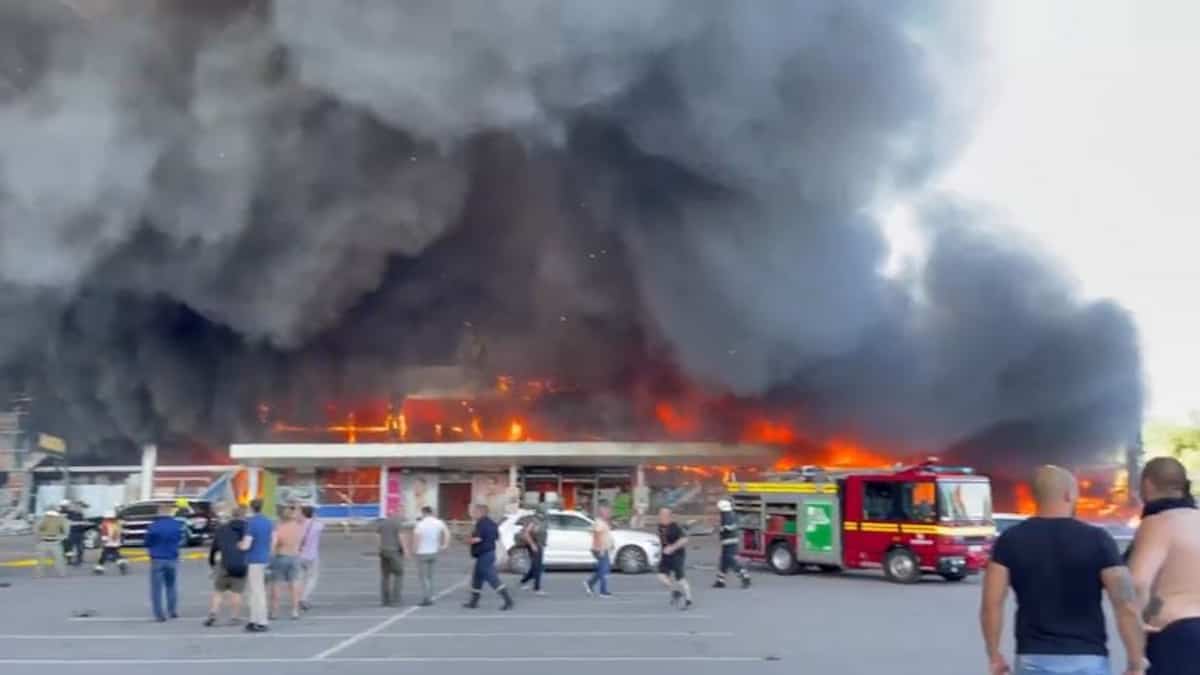 Un missile frappe un centre commercial ukrainien «très fréquenté», des morts et des blessés