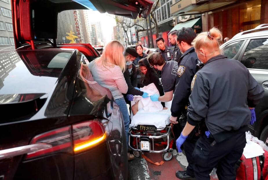 Image principale de l'article Dans le trafic, elle accouche dans sa Tesla