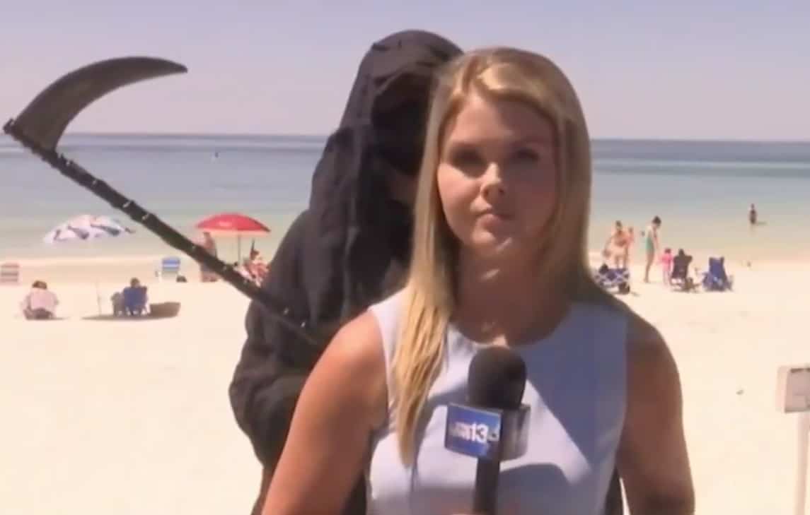 Un homme déguisé en grande faucheuse