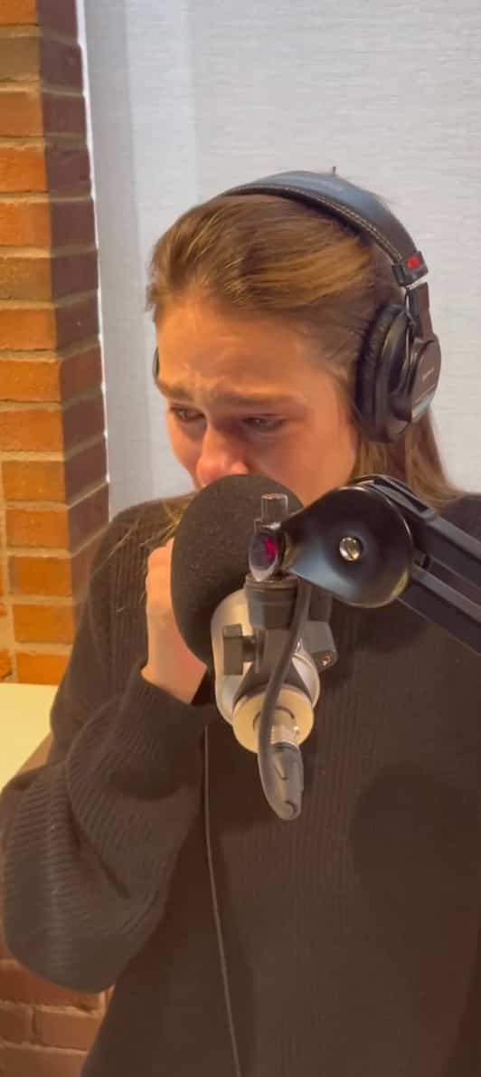 Elle craque lors de son premier matin à la radio