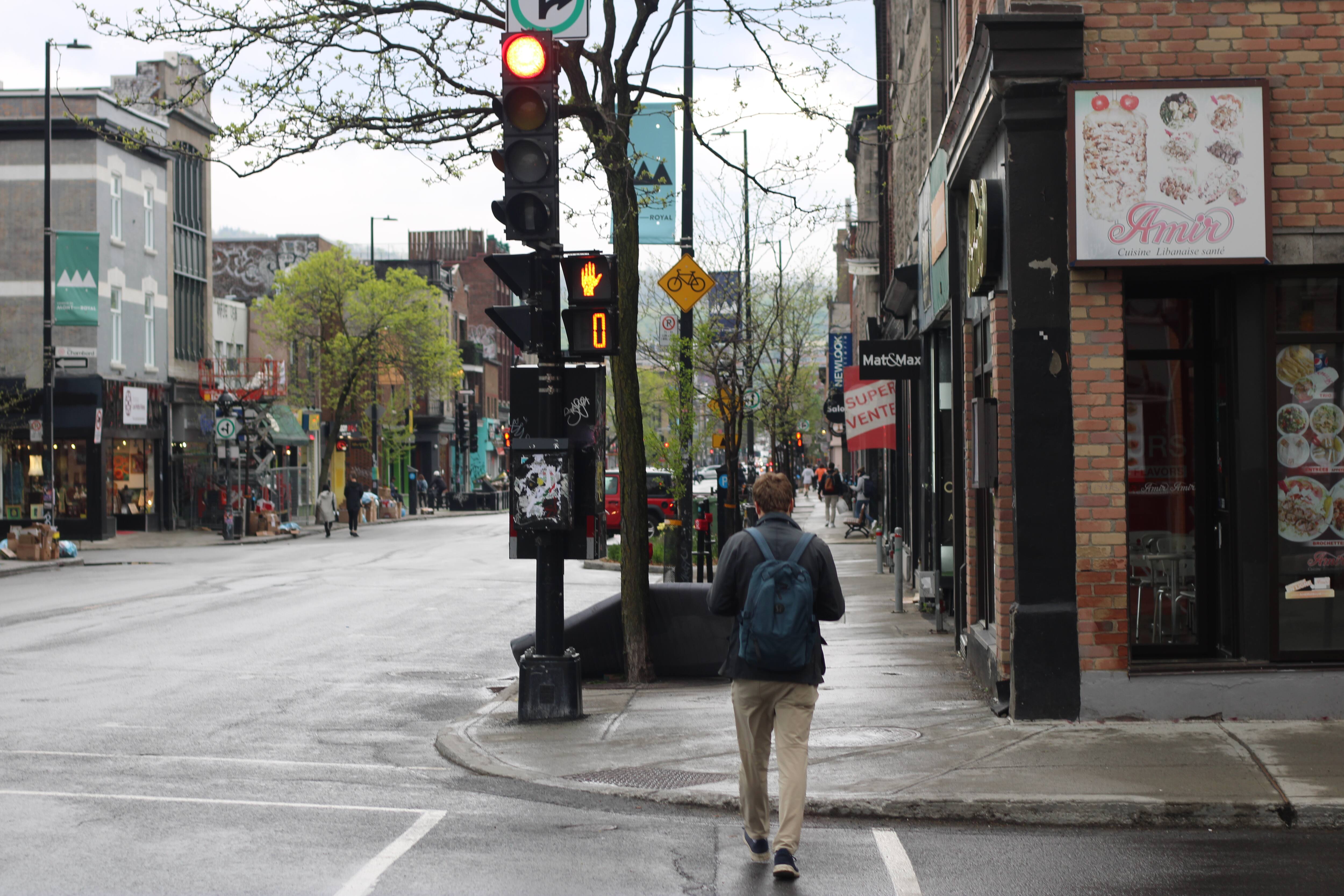 Le Plateau-Mont-Royal: une vraie &laquo;trappe &agrave; tickets&raquo; pour les pi&eacute;tons qui br&ucirc;lent le feu rouge