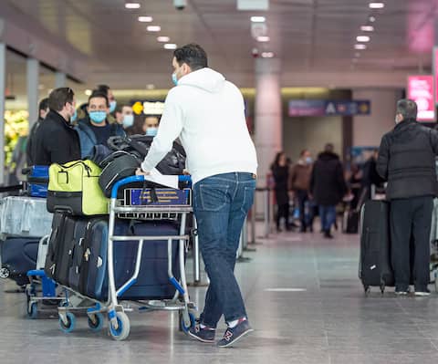 El viernes pasado en el aeropuerto de Montreal-Trudeau, la gente salió del país de vacaciones en medio de la segunda ola de la pandemia de COVID-19.