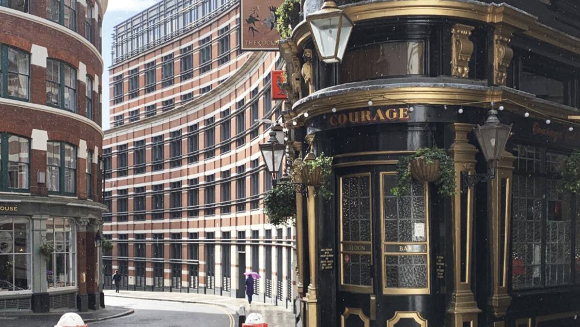 «Près de la cathédrale Saint-Paul. Un édifice typiquement londonien comme je les aime, mais qui était lui aussi désert.»