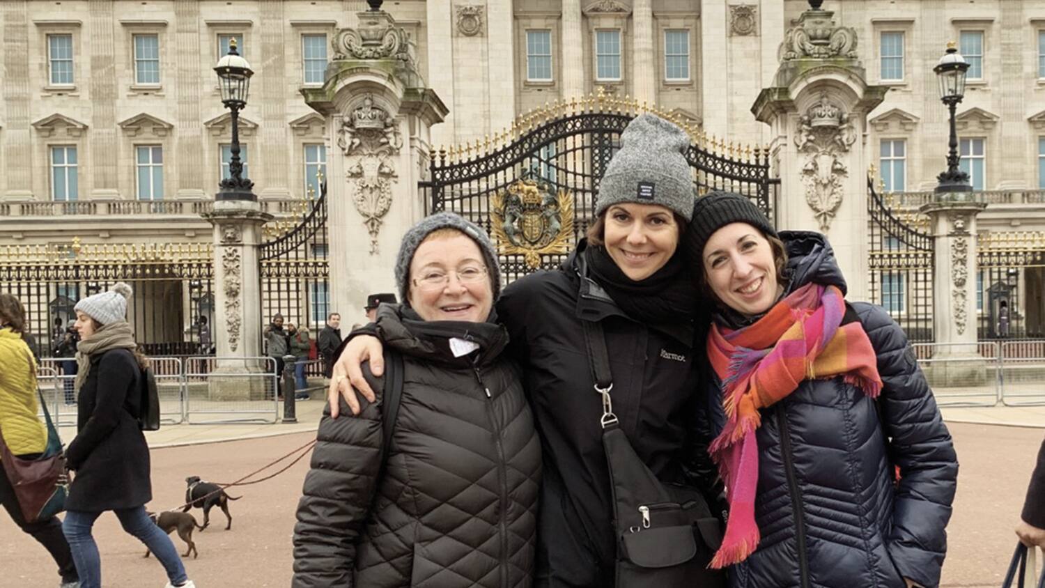 «Devant le Palais de Buckingham avec mes partenaires, les comédiennes Lorraine Côté et Audrée Southière.»