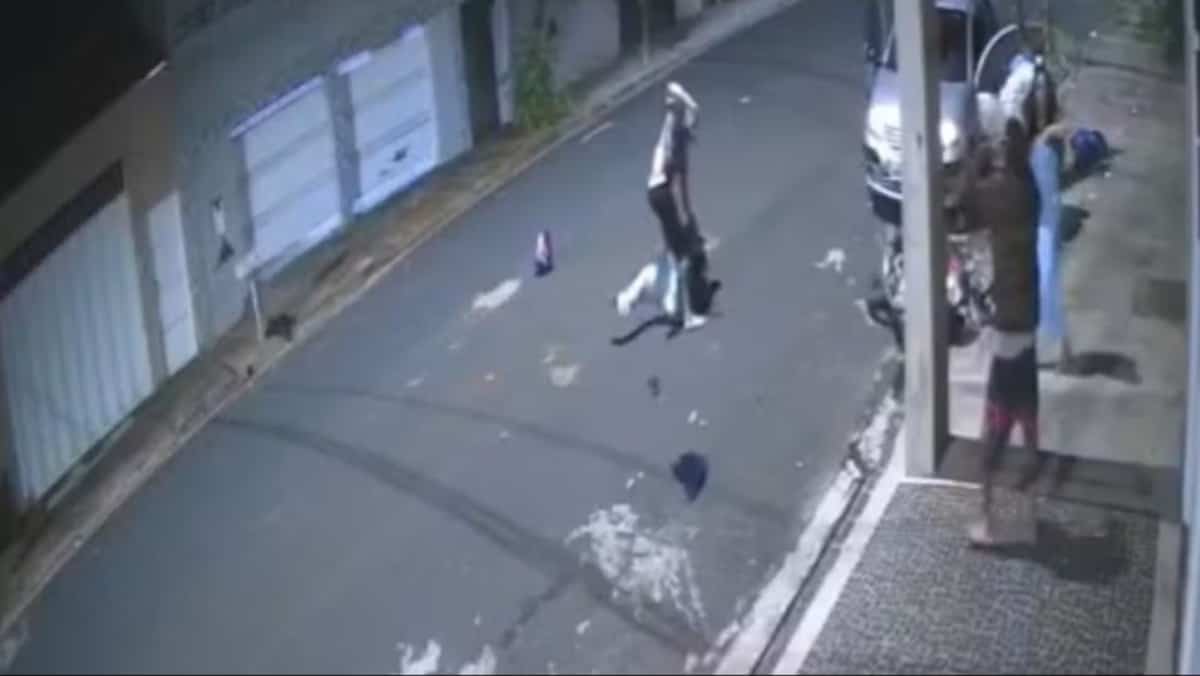 EN VIDÉO | Un couple donne une raclée spectaculaire à deux voleurs