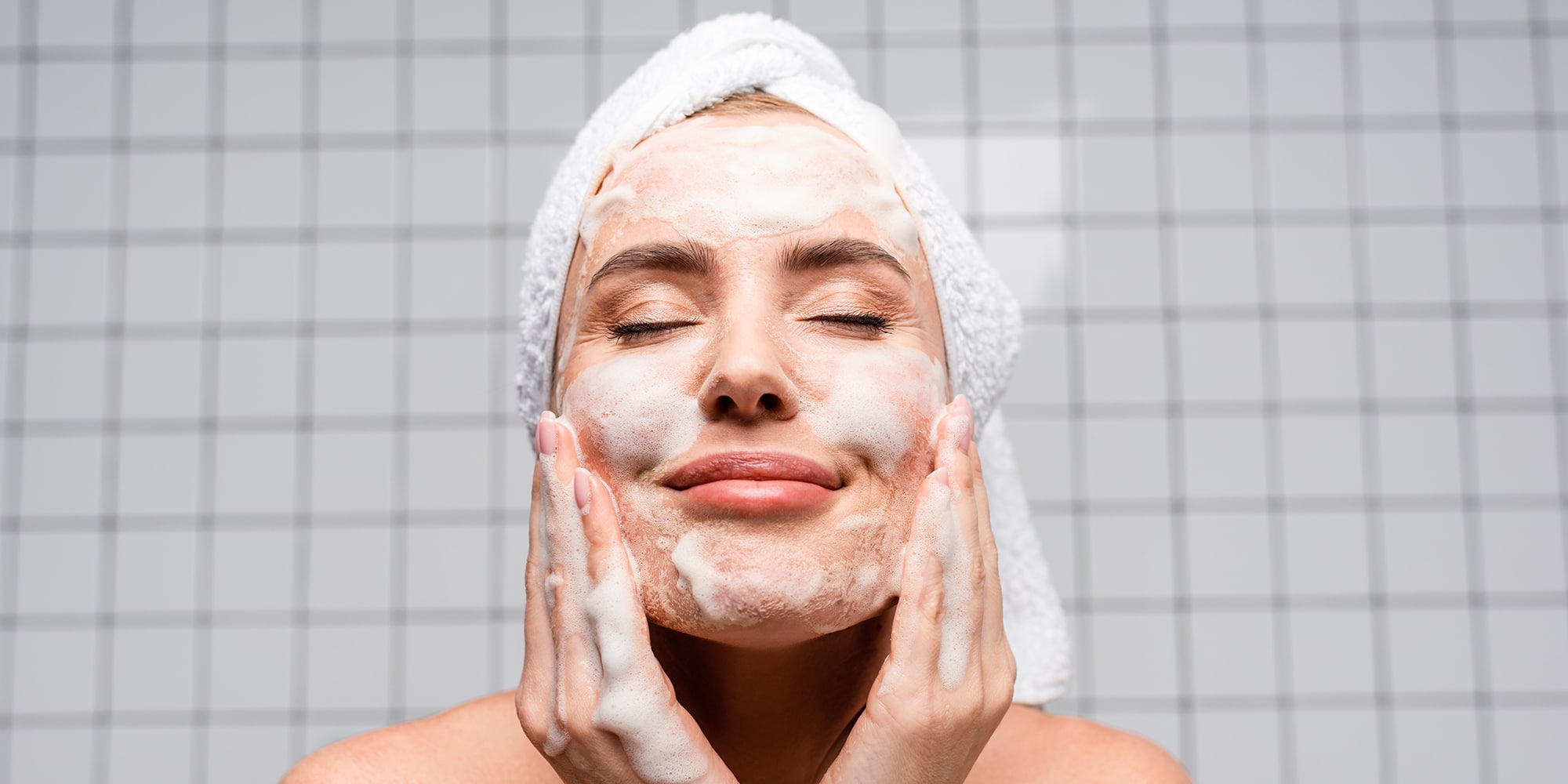 Faut-il vraiment se nettoyer le visage le matin? 