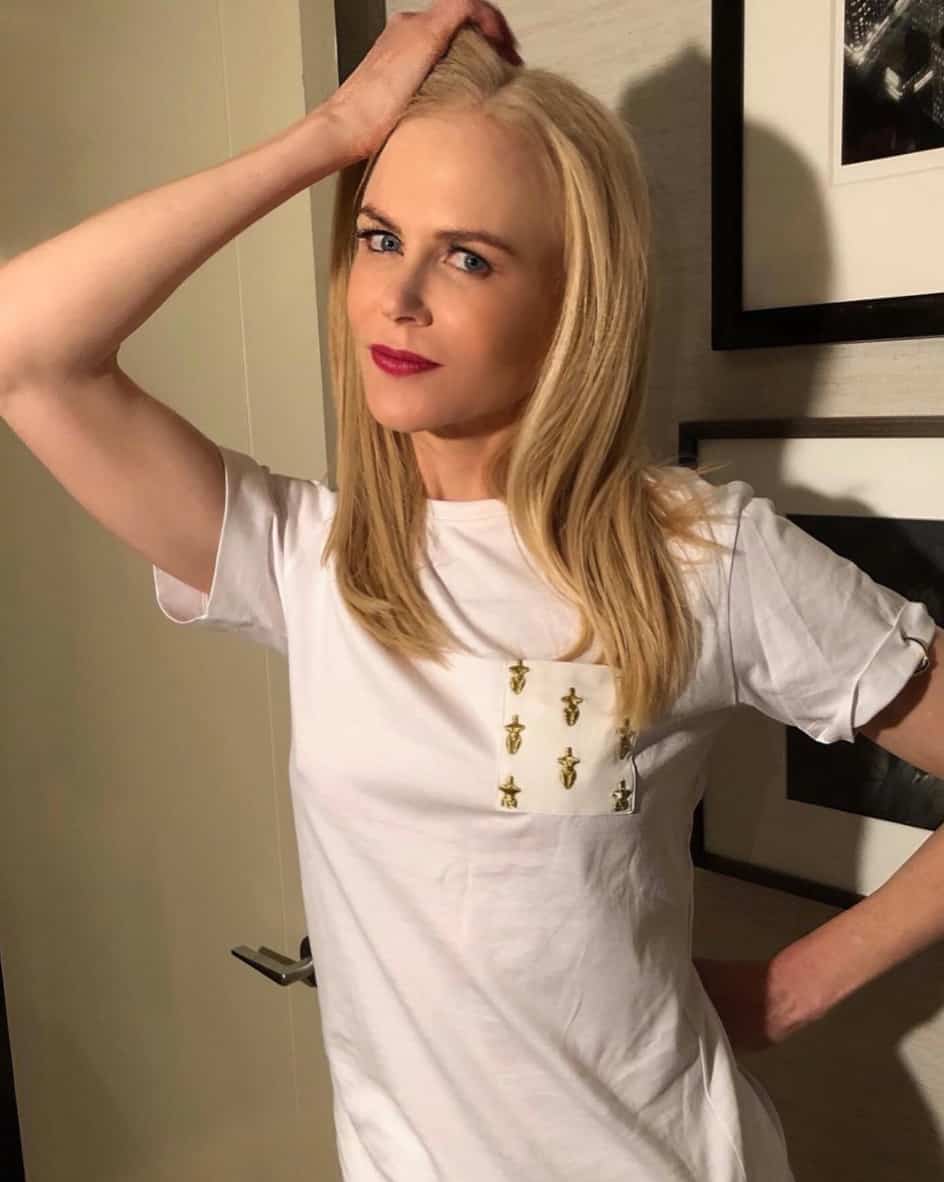 Elle pose dans des habits qui dévoilent sa forme