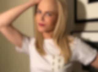 Elle pose dans des habits qui dévoilent sa forme