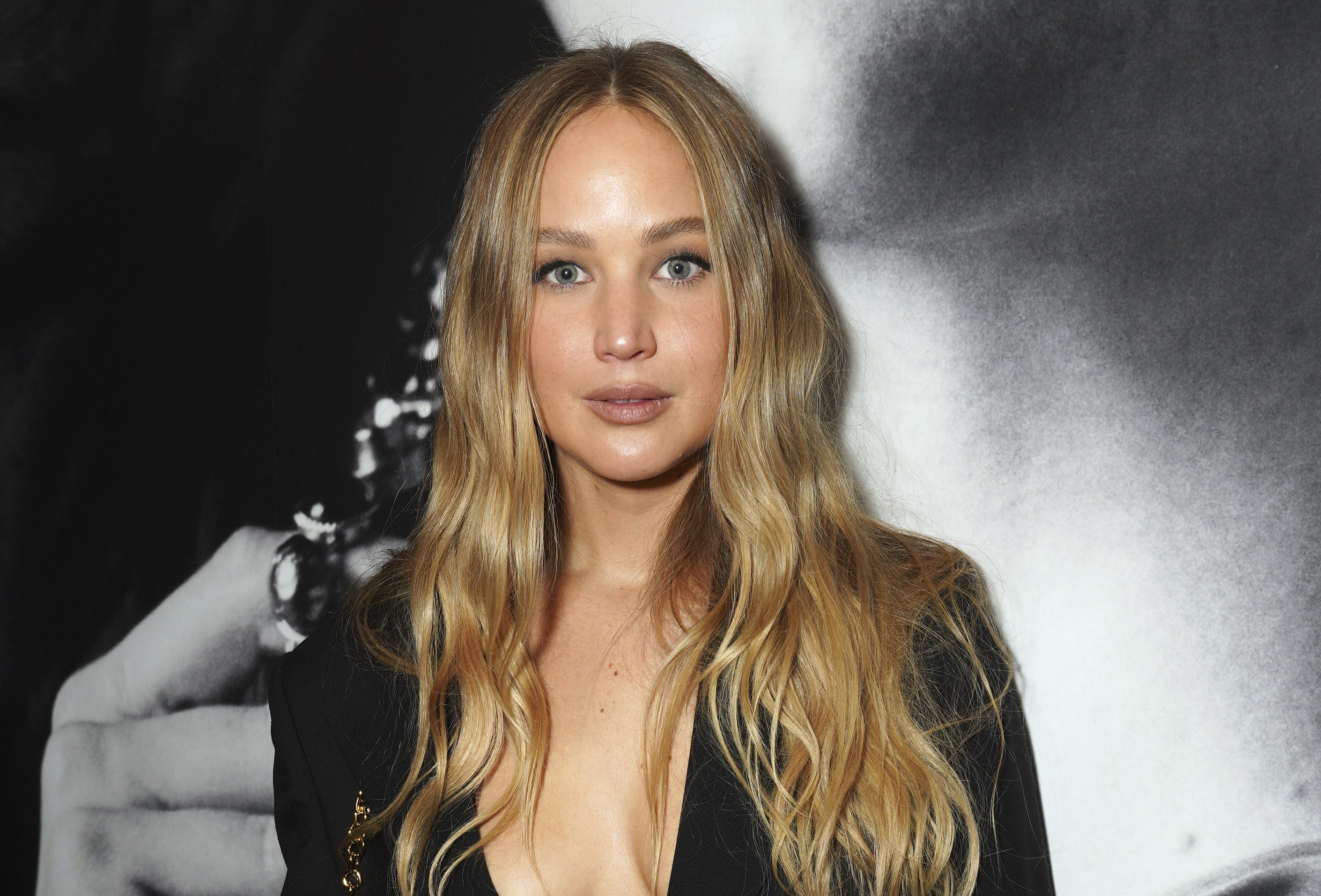 Jennifer L. épate dans un décolleté plongeant