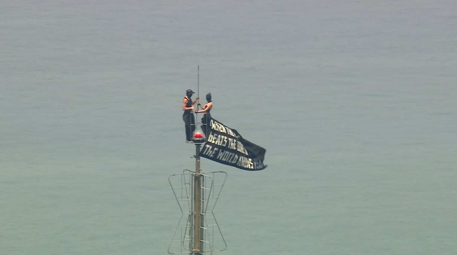 ON VIDEO | Two masked people climb the top of the Empire State Building