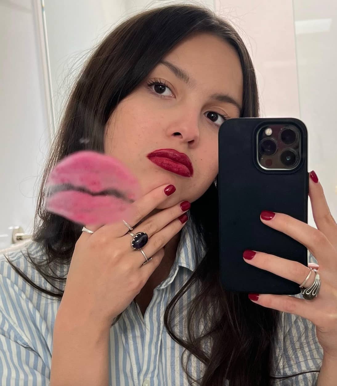 Olivia Rodrigo adopte la brassière apparente