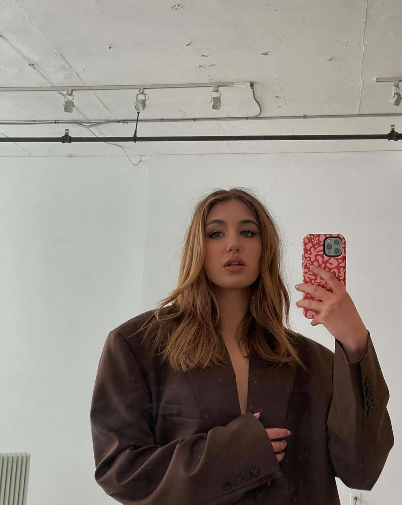 Sophie Nélisse brille sur un tapis rouge américain