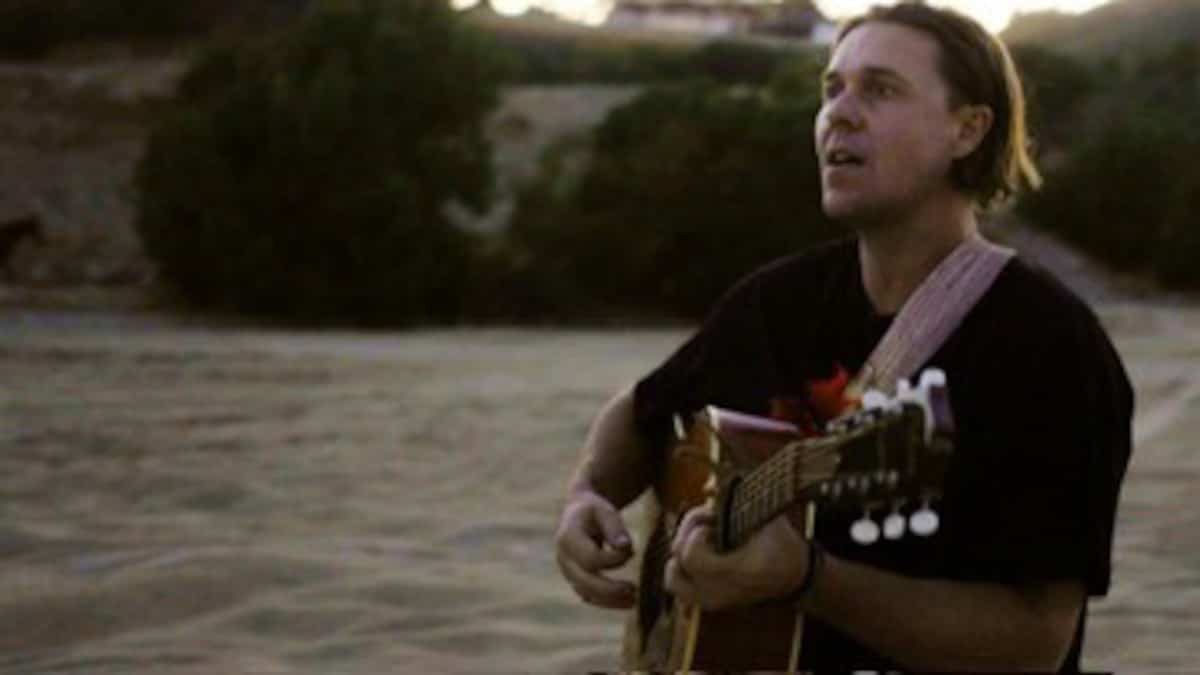 La guitare du chanteur du groupe montréalais The Franklin Electric complètement détruite lors de son transport en avion