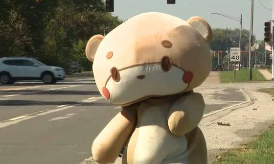 Il traverse les &Eacute;tats-Unis d&eacute;guis&eacute; en ours pour la bonne cause