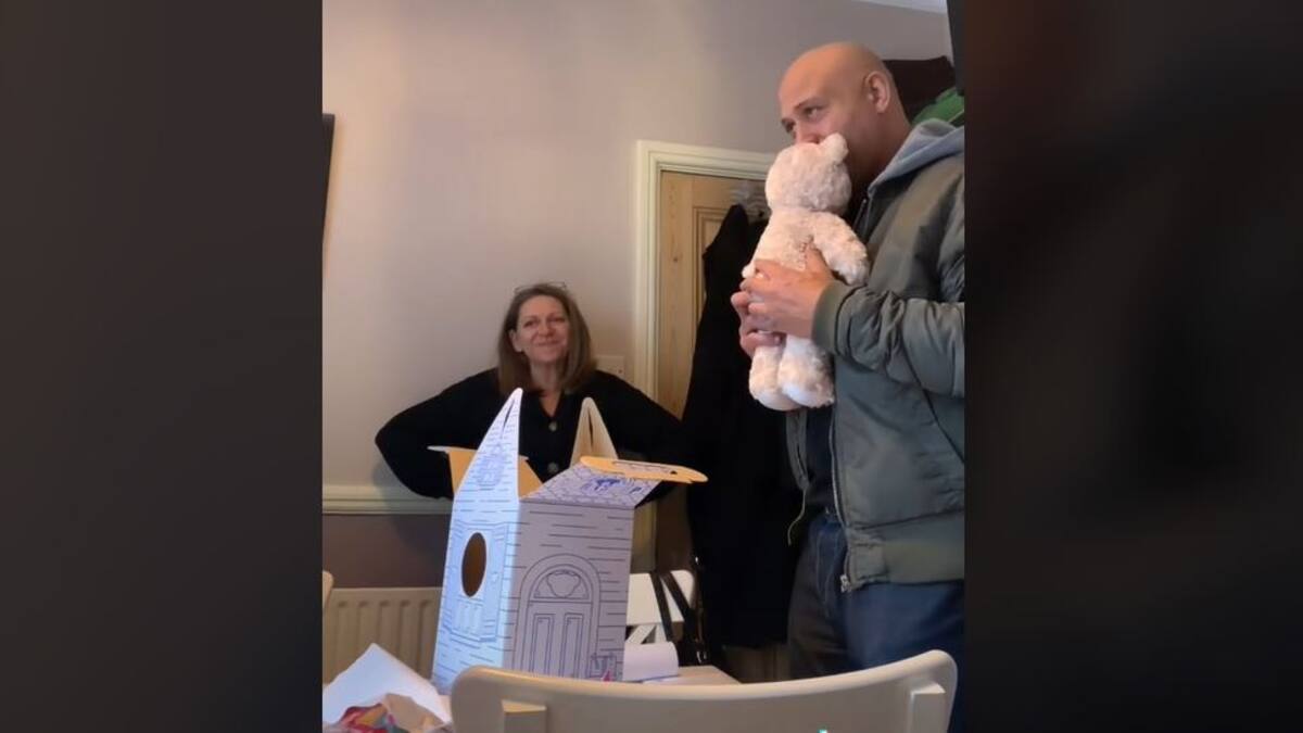 Il reçoit un ourson ayant la voix de sa mère décédée et fond en larmes