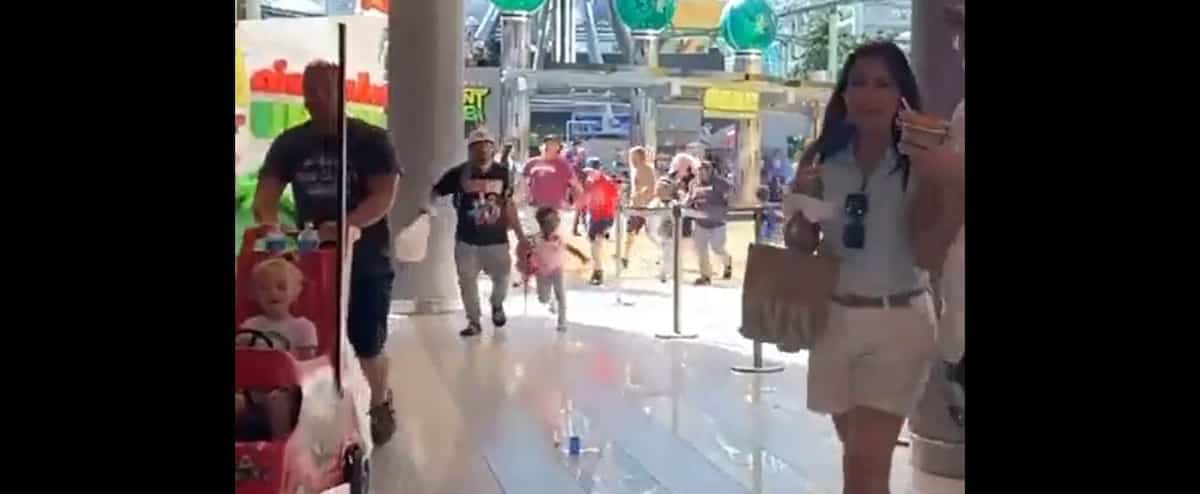 Scenes of panic after gunshots at America’s largest mall Scenes of panic after gunshots at America’s largest mall